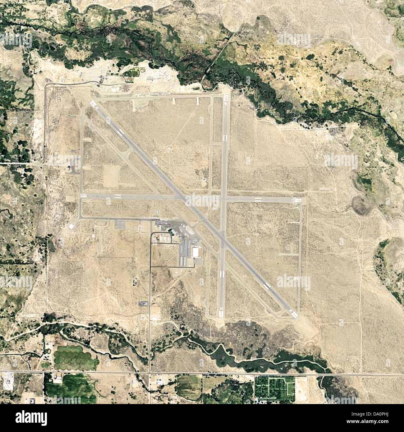 Der Eastern Sierra Regional Airport in Kalifornien ist ein regionaler Flugplatz für die allgemeine Luftfahrt. Diese topografische Karte zeigt das Layout und die Umgebung. Stockfoto