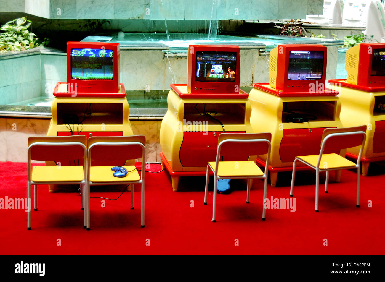 Computerspiele, Schirme und Stühle für Kinder Keime ein Spielhaus in einem Einkaufszentrum Stockfoto