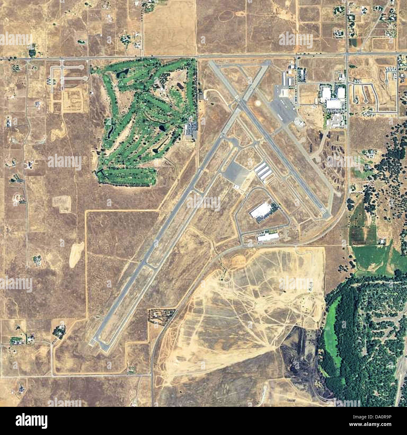 Der Oroville Municipal Airport in Oroville, Kalifornien, ist ein öffentlicher Flughafen, der sowohl allgemeine Luftfahrt als auch kommerzielle Flüge anbietet. Die Topo-Karte zeigt das Layout des Flughafens und die umliegende Infrastruktur. Stockfoto
