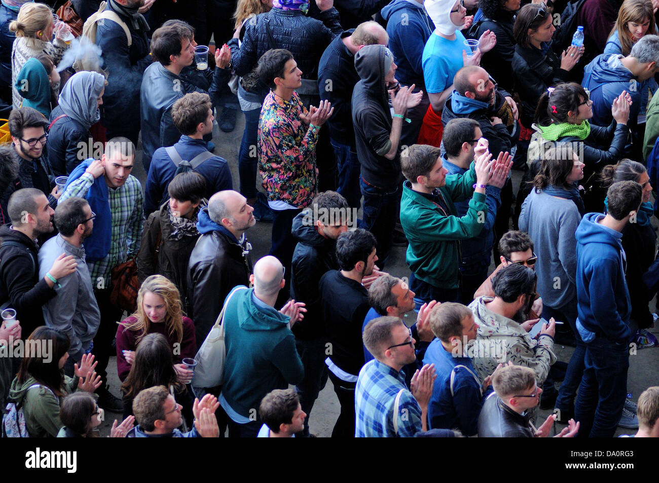 BARCELONA - 24.Mai: Zenitalen Vision des Publikums. Wer ein Konzert im Heineken Primavera Sound Festival 2013 sehen. Stockfoto