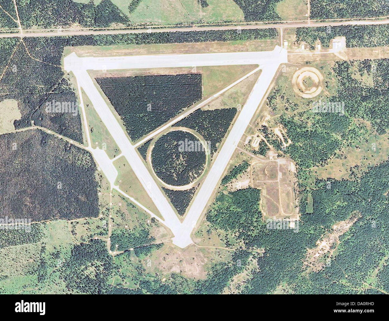 Der Raco Army Airfield in Michigan war ein Militärflugplatz, der während des Zweiten Weltkriegs genutzt wurde. Die topografische Karte des Flugplatzes der USGS liefert detaillierte Informationen über das Layout, die Start- und Landebahnen und die Umgebung. Das Feld diente während des Krieges als Basis für Trainings- und Einsatzmissionen. Stockfoto