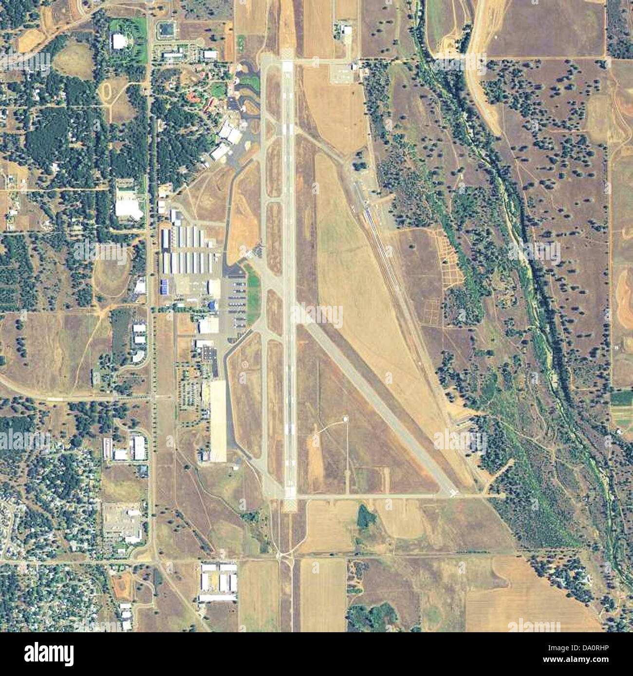 Redding Municipal Airport in Kalifornien ist ein öffentlicher Flughafen, der Dienstleistungen für allgemeine Luftfahrt, kommerzielle und militärische Flugzeuge anbietet. Die Topo-Karte des U.S. Geological Survey zeigt das Layout des Flughafens und die umliegende Infrastruktur und hebt seine Rolle im regionalen Verkehr hervor. Stockfoto