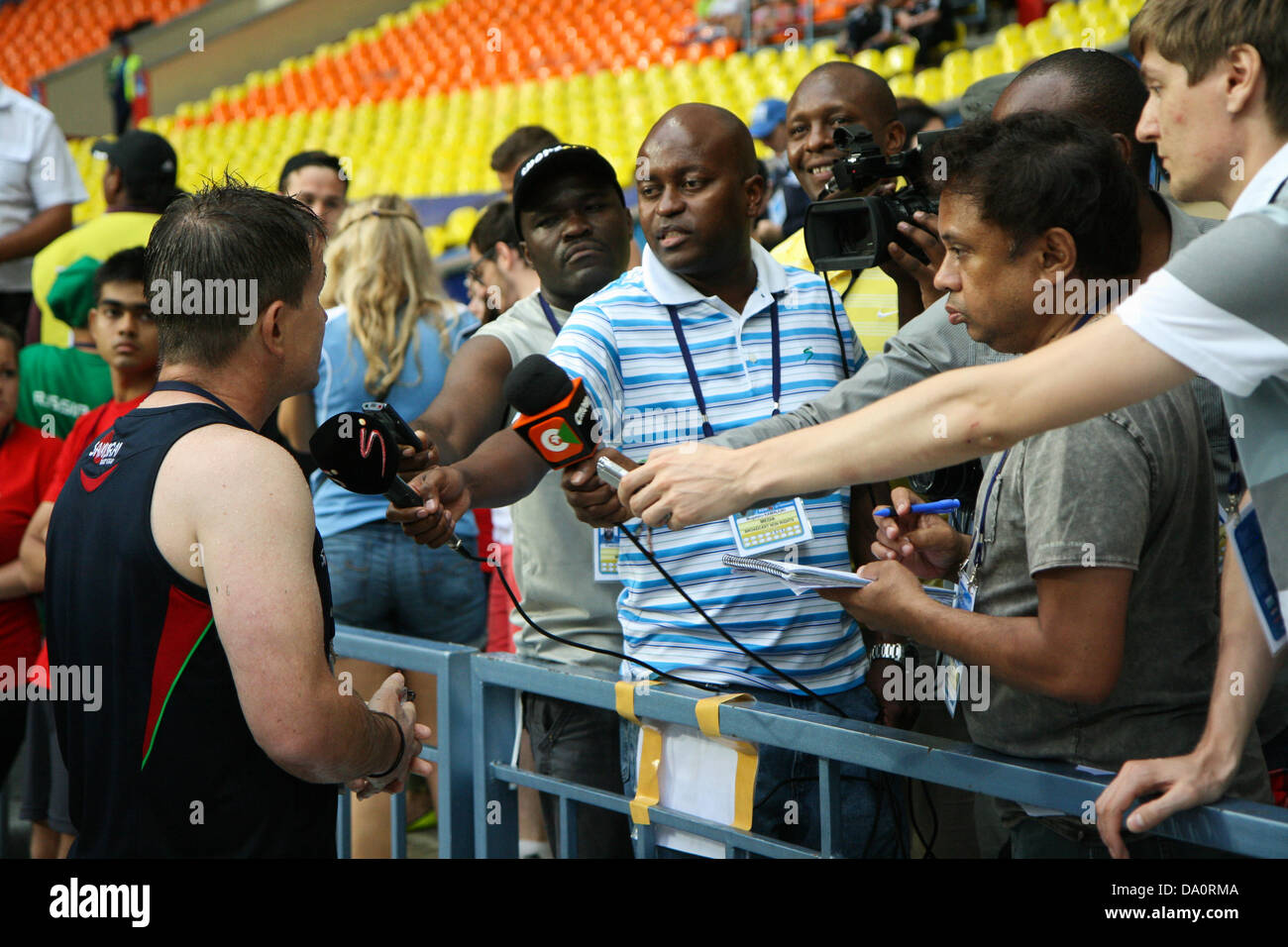 Moskau, Russland. 30. Juni 2013. Kenia Trainer Mike Freitag wird nach dem Kenia V England Spiel an die Rugby World Cup 7er im Luzniki-Stadion in Moskau von der Presse interviewt. Bildnachweis: Elsie Kibue / Alamy Live News Stockfoto