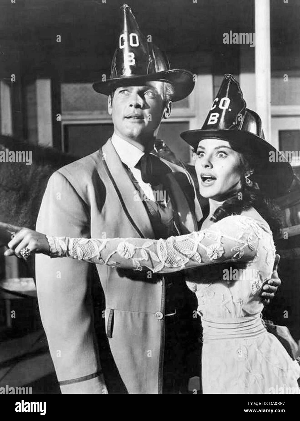 Ein Publicity-Bild von Roger Moore und Kathleen Crowley aus dem Film *Maverick* aus dem Jahr 1961, in dem sie ihre Rollen in dieser beliebten Fernsehserie über einen Spieler aus der Welt der Welt zeigen. Stockfoto