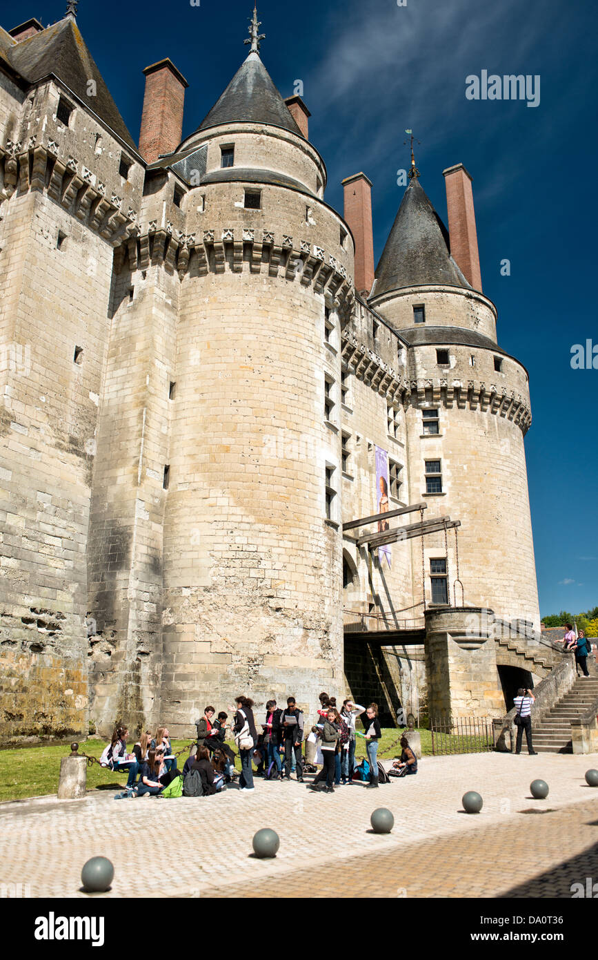 Eine Gruppe von Schülerinnen und Schüler besuchen Château Langais im Loire-Tal, Frankreich Stockfoto