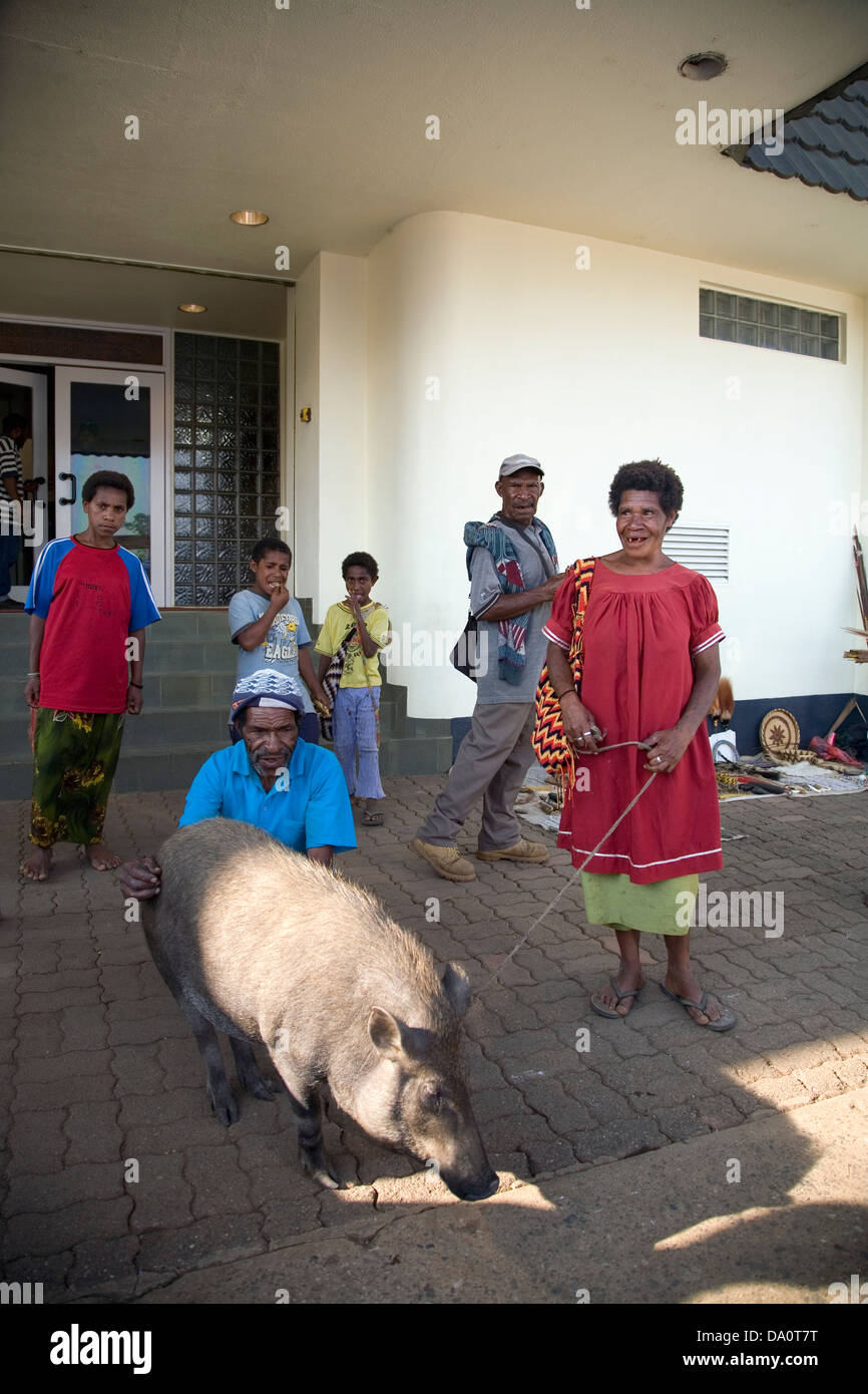 Eine Familie und ihr Schwein, Goroka, Eastern Highlands Province, Papua Neu-Guinea. Stockfoto