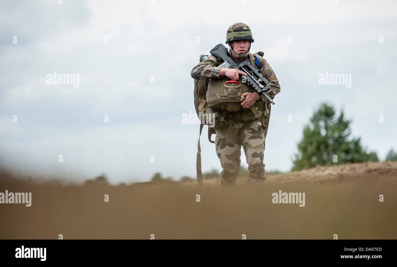 Eine französische Fallschirmjäger ist die Bundeswehr-Truppenübungsplatz Oberlausitz in Weisskeissel, Deutschland, 30. Juni 2013 abgebildet. Die multinationale militärische Übung "Colibri" findet es vom 29 Juni bis 5. Juli 2013. Insgesamt 1.100 Fallschirmjäger aus Österreich, Belgien, Frankreich und den Niederlanden werden an der Ecercise teilnehmen. Foto: Martin Foerster Stockfoto