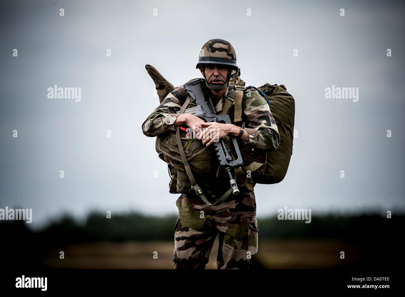 Eine französische Fallschirmjäger ist die Bundeswehr-Truppenübungsplatz Oberlausitz in Weisskeissel, Deutschland, 30. Juni 2013 abgebildet. Die multinationale militärische Übung "Colibri" findet es vom 29 Juni bis 5. Juli 2013. Insgesamt 1.100 Fallschirmjäger aus Österreich, Belgien, Frankreich und den Niederlanden werden an der Ecercise teilnehmen. Foto: Martin Foerster Stockfoto