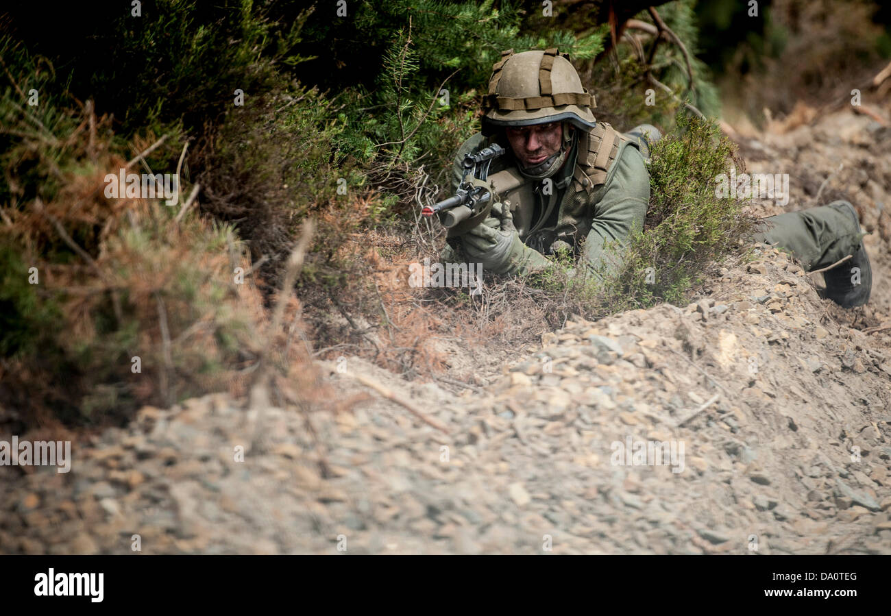 Eine französische Fallschirmjäger ist die Bundeswehr-Truppenübungsplatz Oberlausitz in Weisskeissel, Deutschland, 30. Juni 2013 abgebildet. Die multinationale militärische Übung "Colibri" findet es vom 29 Juni bis 5. Juli 2013. Insgesamt 1.100 Fallschirmjäger aus Österreich, Belgien, Frankreich und den Niederlanden werden an der Ecercise teilnehmen. Foto: Martin Foerster Stockfoto