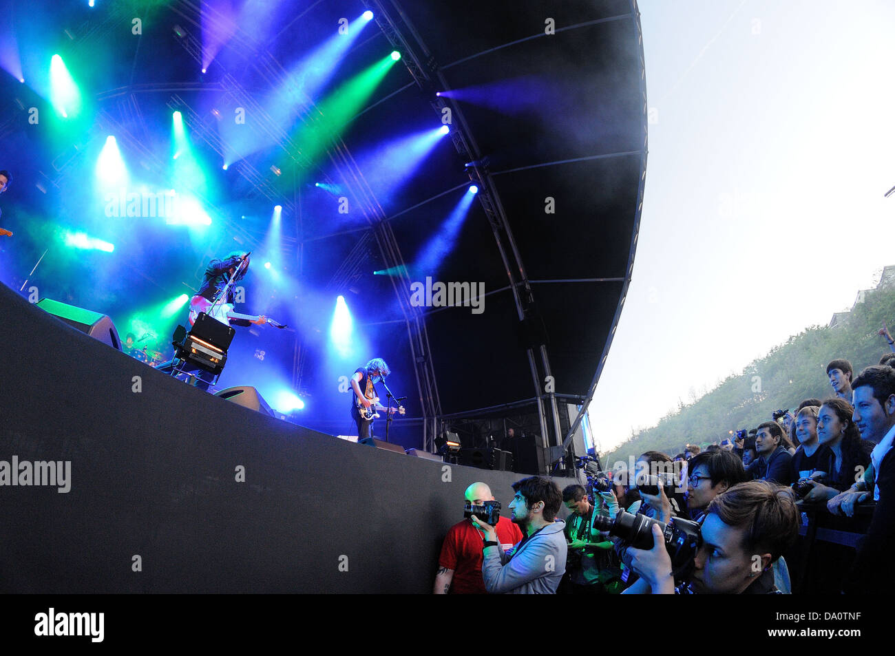 BARCELONA - 22.Mai: Fotografen nehmen Bilder aus der Foto-Grube in einem Konzert im Heineken Primavera Sound Festival 2013, Ray-B Stockfoto