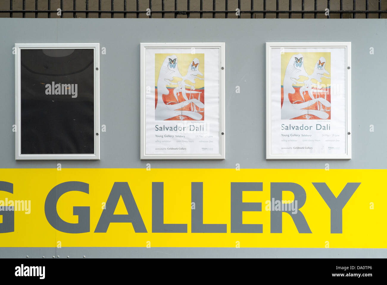 Plakate Werbung eine Gemäldeausstellung von Salvador Dali in eine lokale Kunstgalerie Stockfoto