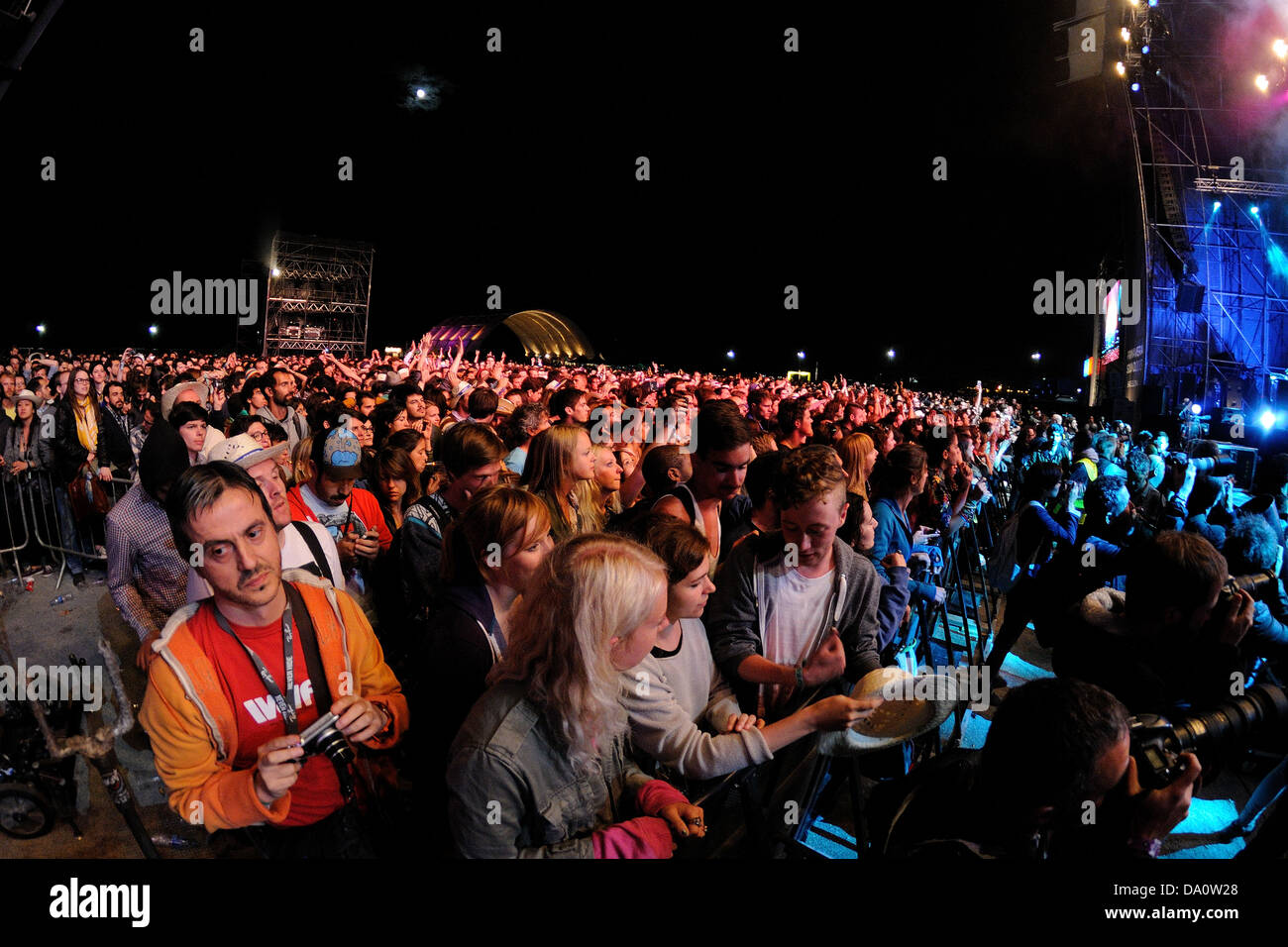 BARCELONA - 23 Mai: Crowd Uhr ein Konzert im Heineken Primavera Sound Festival 2013, Hauptbühne am 23. Mai 2013 in Barcelona. Stockfoto