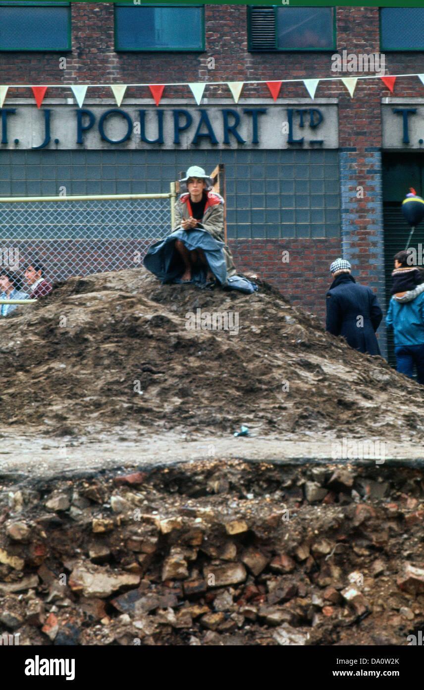 Frau sitzt auf Demoliton Website Covent Garden während Markt Schließung & Abriss der Odham Print Works London 1973 KATHY DEWITT Stockfoto