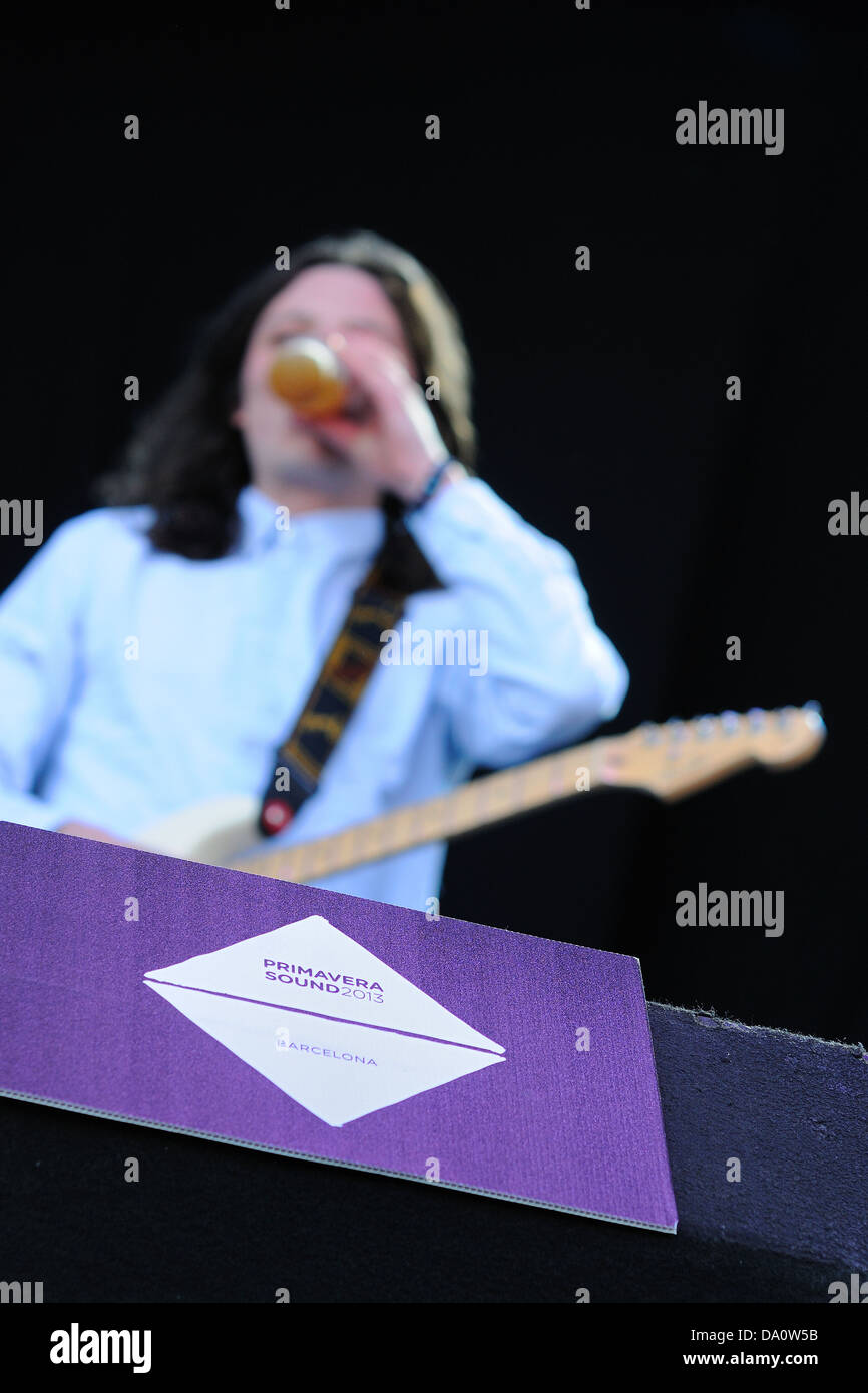 BARCELONA - 24.Mai: Gitarrist des Friedens Band Getränke ein Bier bei Heineken Primavera Sound Festival 2013 am 24. Mai 2013 in Barcelona Stockfoto