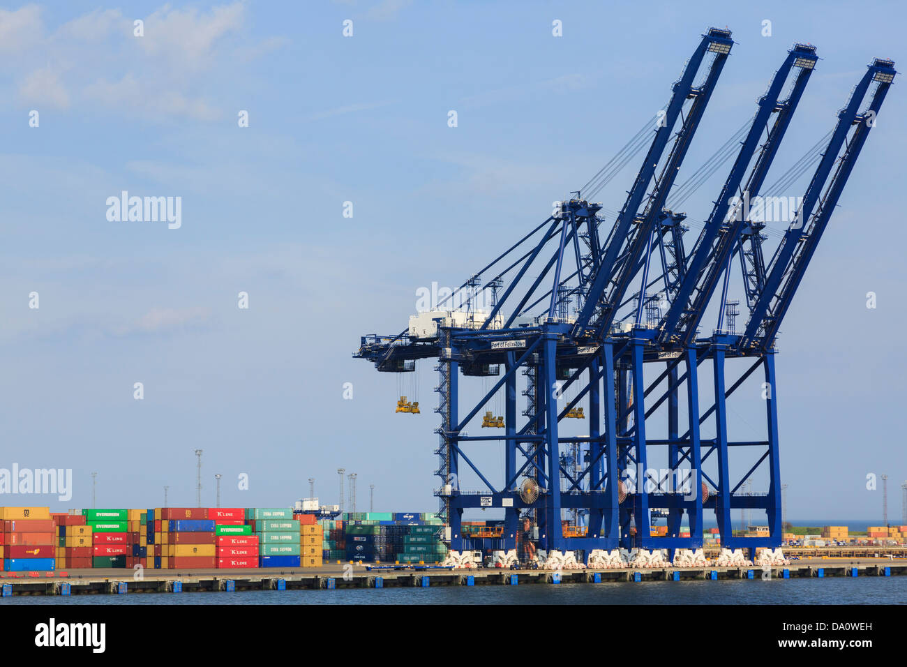 Portalkräne zum Anheben von Containern am Hafenterminalkai des größten Containerhafens in Großbritannien. Felixstowe Port Suffolk England Großbritannien Stockfoto