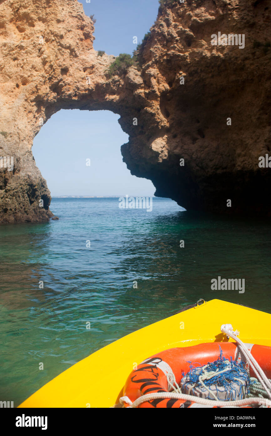 Bootsfahrt in Bucht nähert sich Meer Arch oder rock Arch Ponta da Piedade Lagos Algarve Portugal Stockfoto