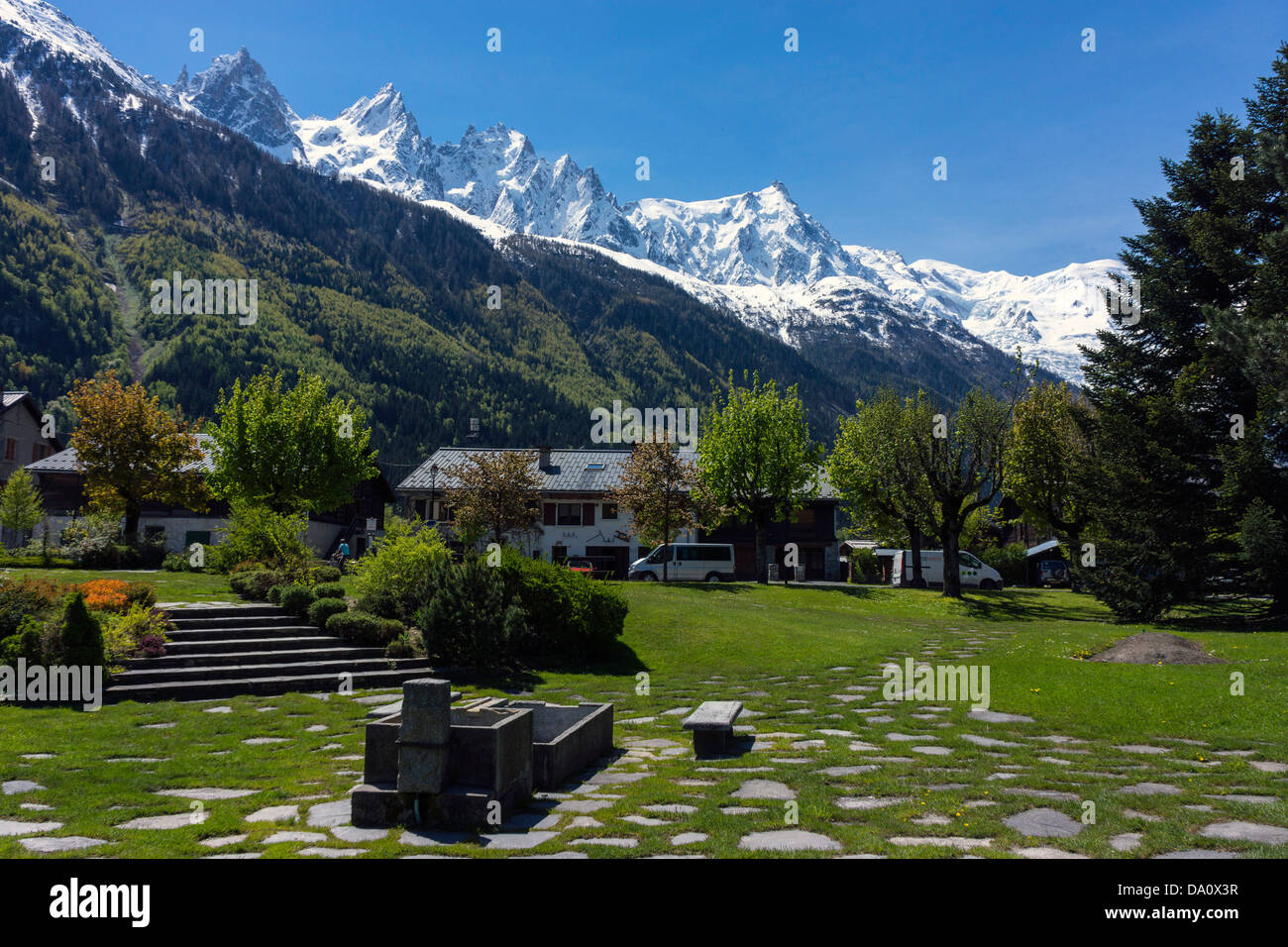 Chamonix Aiguiiles und Mont Blanc gesehen von Les Praz, Chamonix-Mont-Blanc Stockfoto