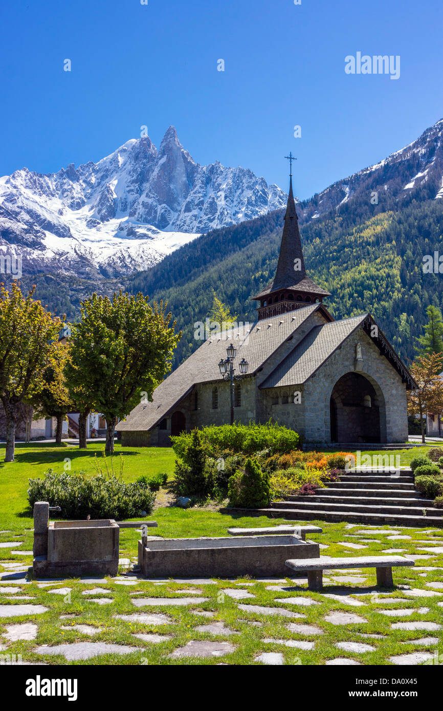 Aiguille du Dru und Aiguille Verte gesehen von der Kapelle bei Les Praz, Chamonix-Mont-Blanc Stockfoto