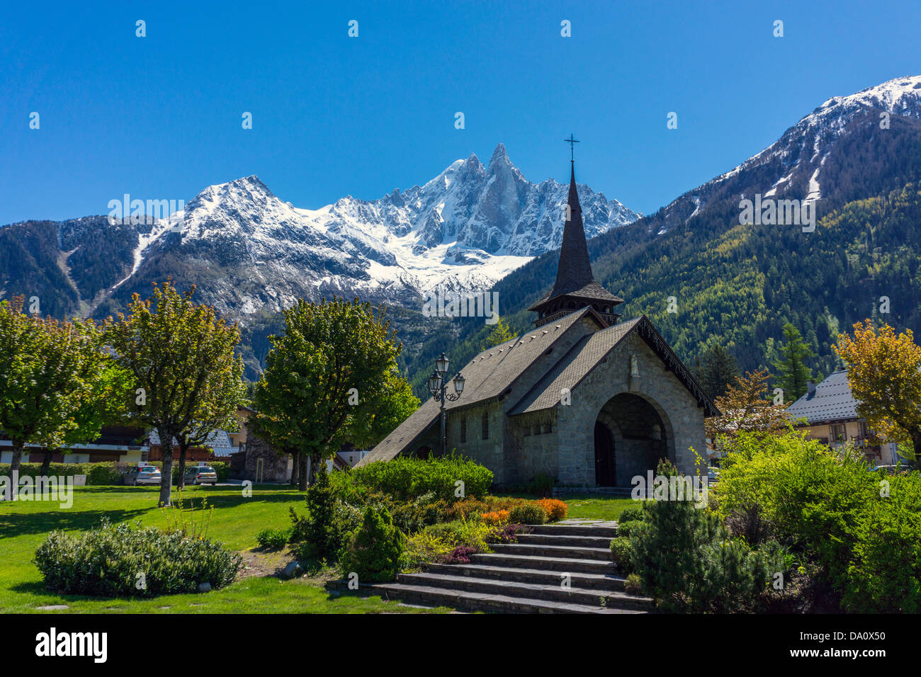 Aiguille du Dru und Aiguille Verte gesehen von der Kapelle bei Les Praz, Chamonix-Mont-Blanc Stockfoto