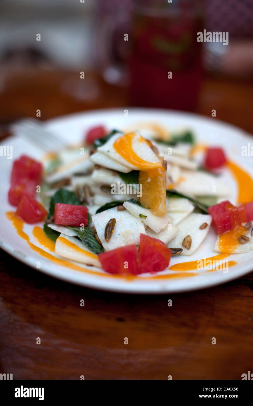 Jicama Salat in Tulum, Mexiko Restaurant The Hartwood, von New Yorker Eric Werner und Mya Henry gegründet. Stockfoto