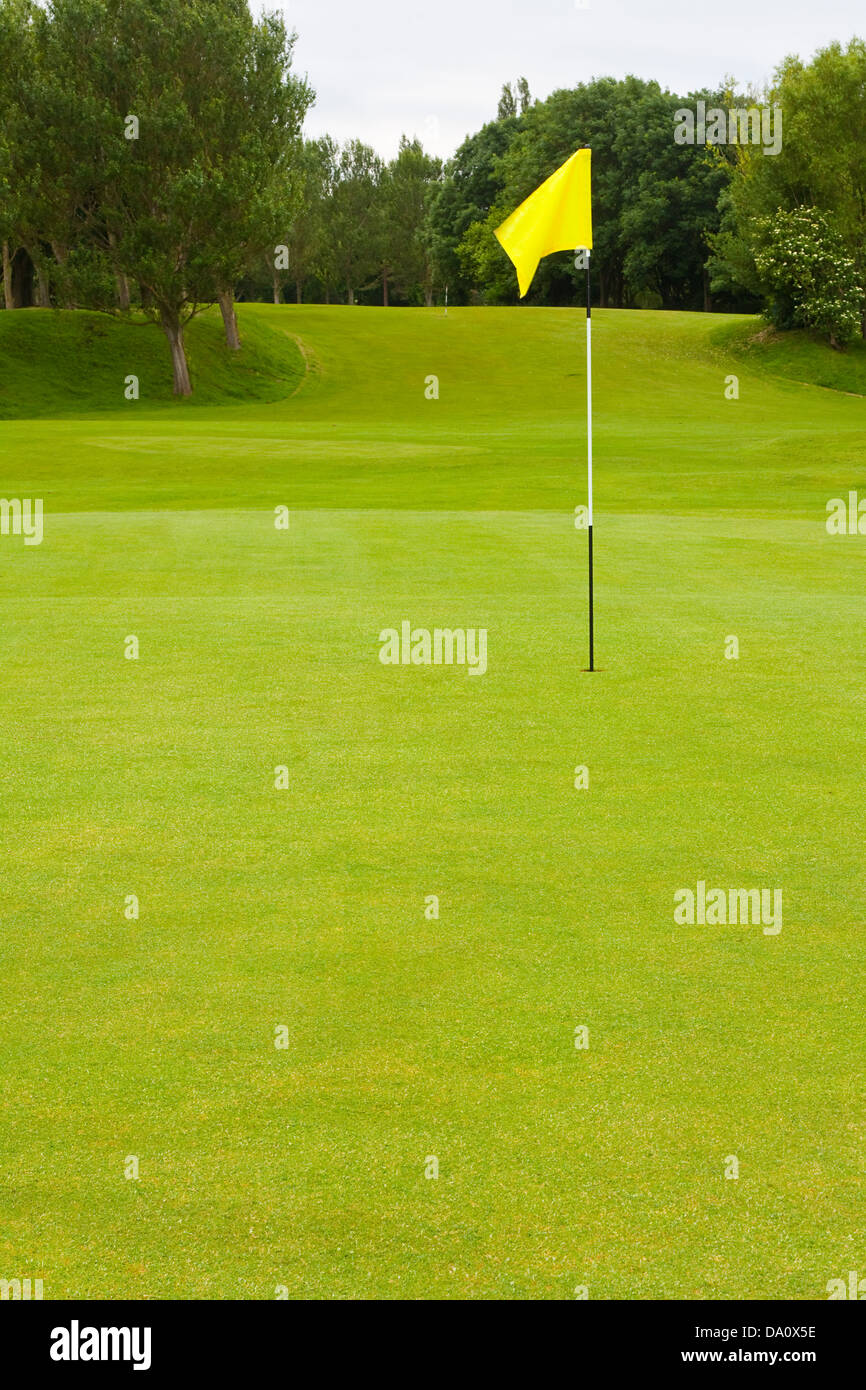 Golfplatz mit großer Bereich für Text einschließlich der Flagge und dem Fairway eine allgemeine Golfszene ohne Personen Stockfoto