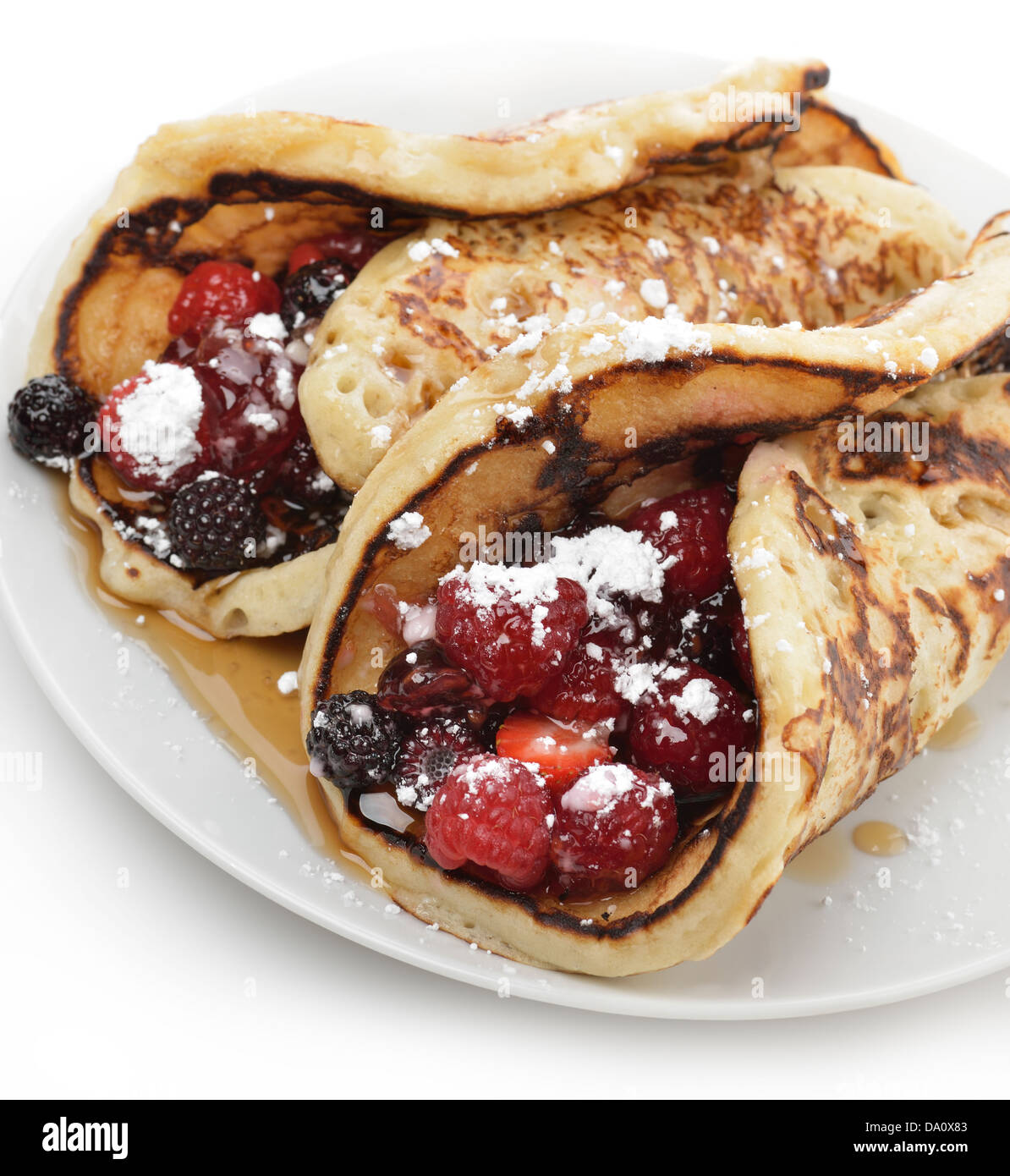 Pfannkuchen mit Beeren und Ahornsirup, Nahaufnahme Stockfoto