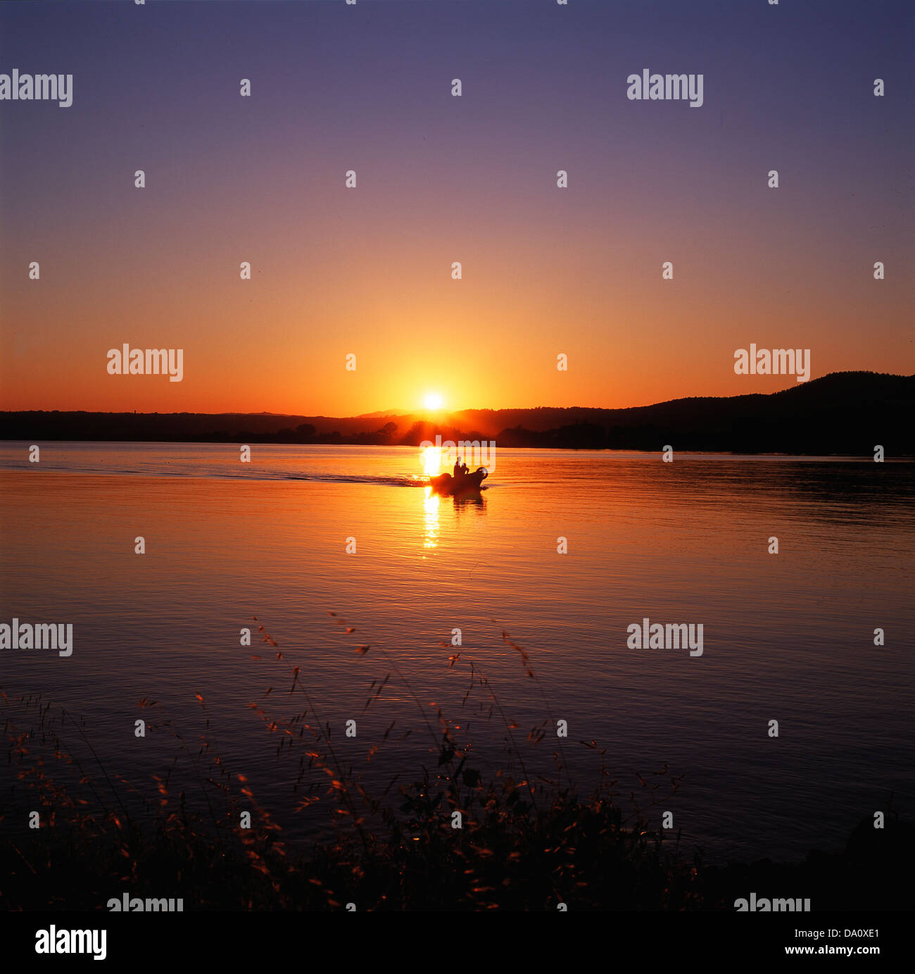 Fischer am Lago di Bolsena bei Sonnenuntergang, Latium, Italien Stockfoto