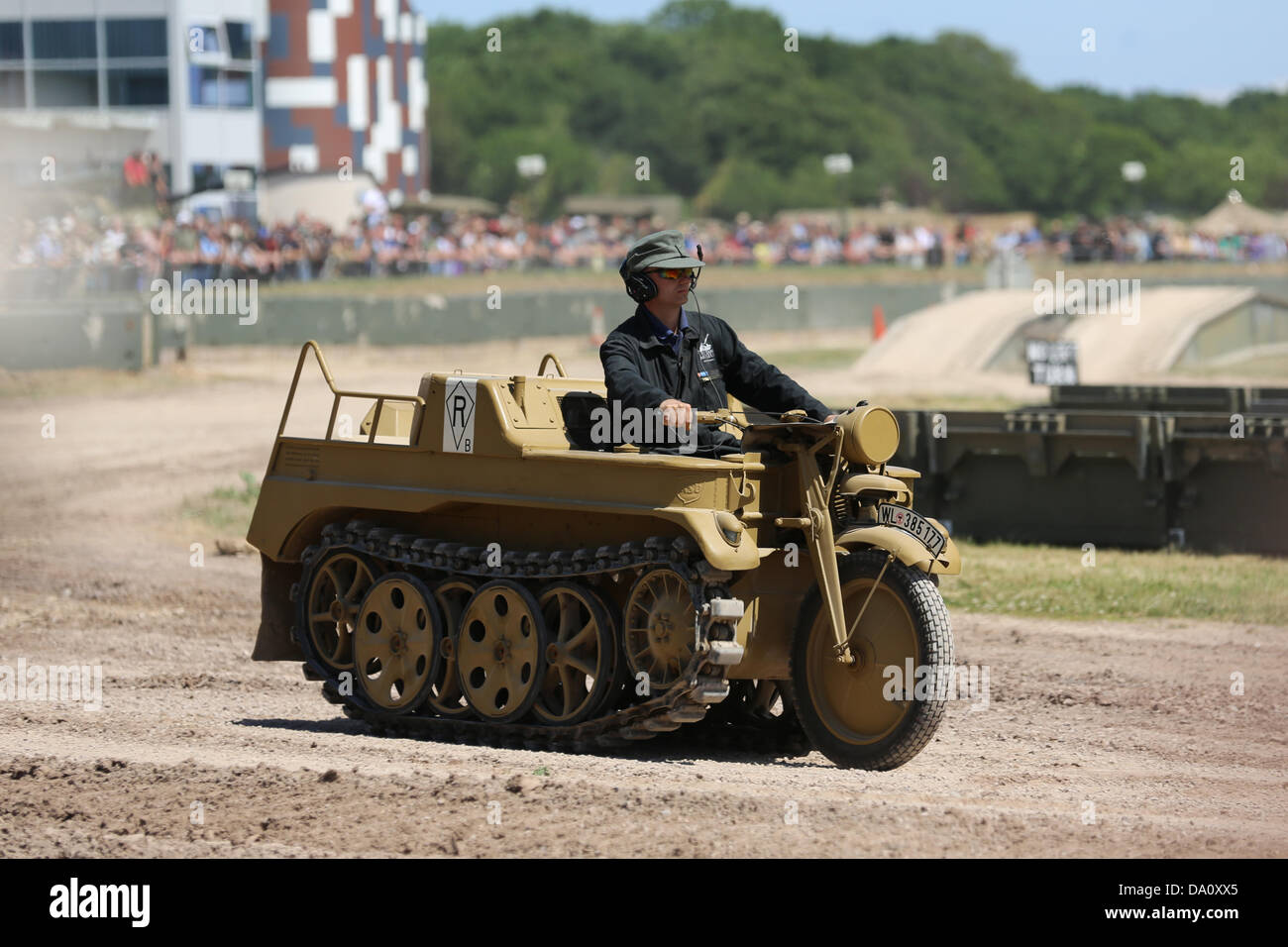 Bovington, UK. 29. Juni 2013. Eine deutsche 2. Weltkrieg SdKfz2 Tankfest 2013. Die SD.Kfz 2, besser bekannt als Kleines Kettenkraftrad HK 101 Kettenkrad kurz (Ketten = Spuren, Krad = militärische Abkürzung des deutschen Wortes Kraftrad, die administrative deutsche Bezeichnung für Motorrad), begann sein Leben als eine leichte Zugmaschine für Luftlandetruppen. Das Fahrzeug wurde entwickelt, um von Junkers Ju 52 Flugzeuge geliefert werden, aber nicht mit dem Fallschirm. Das Fahrzeug hatte den Vorteil des Seins die einzige Waffe Traktor klein genug, um den Halt der Ju 52 reinpassen. Stockfoto