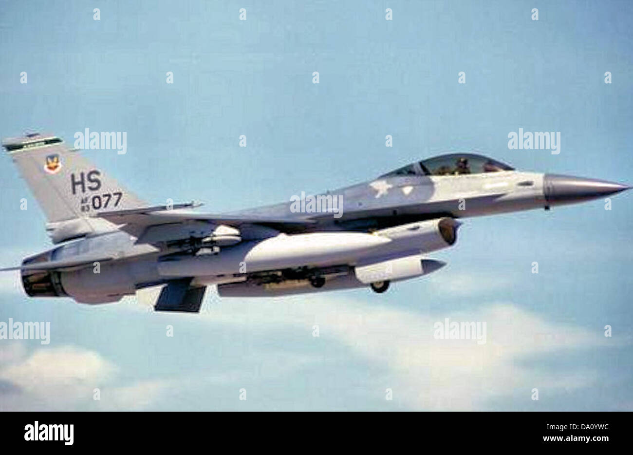 Der General Dynamics F-16A Block 15Q Fighting Falcon, Seriennummer 83-0177, war Teil der 306th Tactical Fighter Squadron. Die F-16 ist ein vielseitiger Mehrzweckjäger, der von der US Air Force für Luftüberlegenheit, Bodenangriffe und Luftunterstützungsmissionen eingesetzt wird. Das Geschwader war ein wichtiger Teil der taktischen Flugoperationen in den 1980er Jahren Stockfoto