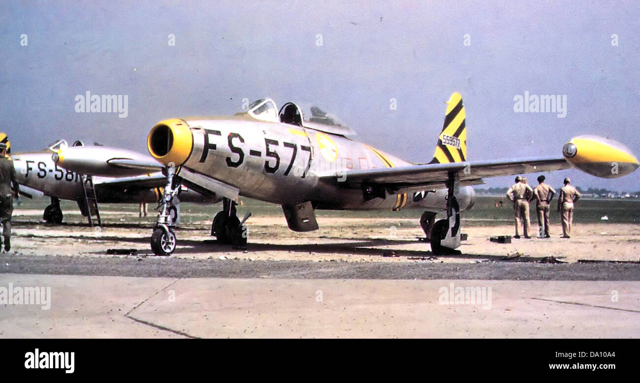 Die F-84B Thunderjet, die der 37th Fighter Squadron zugeteilt wurde, war ein Jet-Kampfflugzeug der United States Air Force, das in den frühen Stadien des Kalten Krieges eingesetzt wurde. Das Flugzeug wurde für Bodenangriffe und Luftüberlegenheitsmissionen entwickelt und verfügt über ein gerades Design und einen leistungsstarken Turbojet-Motor. Stockfoto
