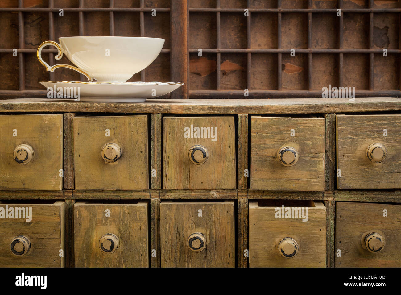 klassische Teetasse auf rustikalen Apothekerschrank Schubladenschrank Stockfoto