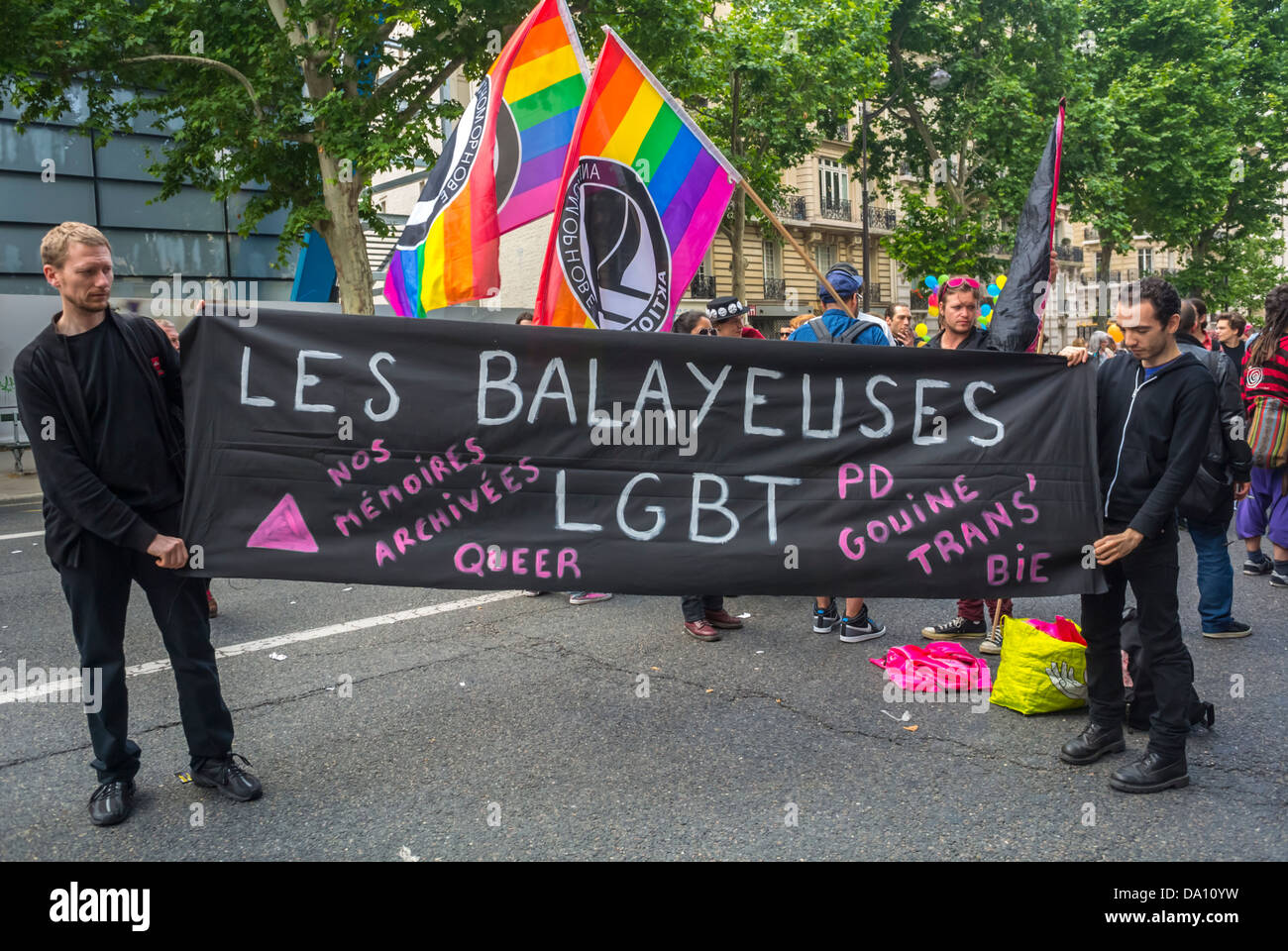 Paris, Frankreich, LGBT-Gruppen marschieren bei der jährlichen Gay Pride Parade, "Les Balayeuses Archivists" mit Banner Stockfoto