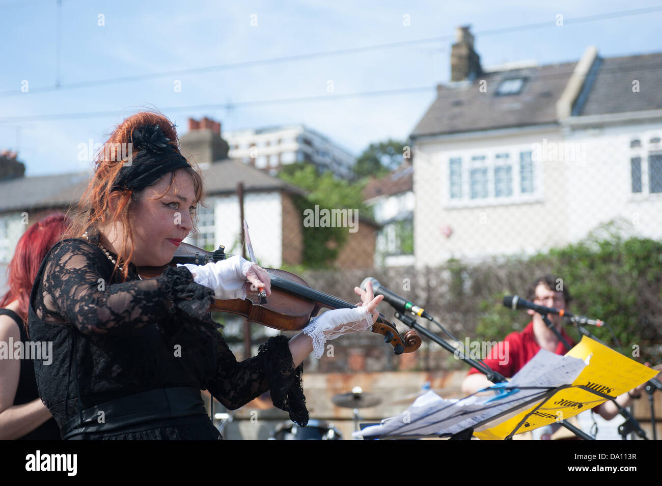 Leigh-on-Sea, Großbritannien. 30. Juni 2013. Wendy Solomon beim Leigh Folk Festival - Europas größtes kostenloses Volksmusikfestival Credit: Terence Mendoza/Alamy Live News Stockfoto