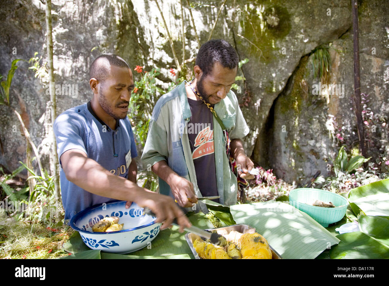 Eine "Mumu" Mittagessen besteht aus gedünstetem Hühnchen und Gemüse, Kemase Dorf, Easten Highlands Province (Papua-Neuguinea) Stockfoto