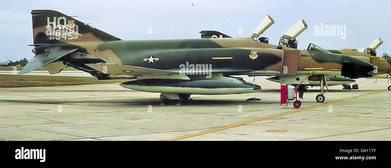 Die 8th Tactical Fighter Squadron operierte 1976 das McDonnell F-4D Phantom (Hecknummer 64–0945) auf der Holloman Air Force Base. Das Geschwader konzentrierte sich auf Kampfflugzeuge und Training während der Ära des Kalten Krieges. Stockfoto