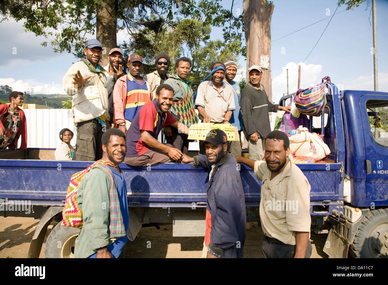Ein LKW und seine Passagiere, Goroka, Eastern Highlands Province, Papua Neu-Guinea. Stockfoto