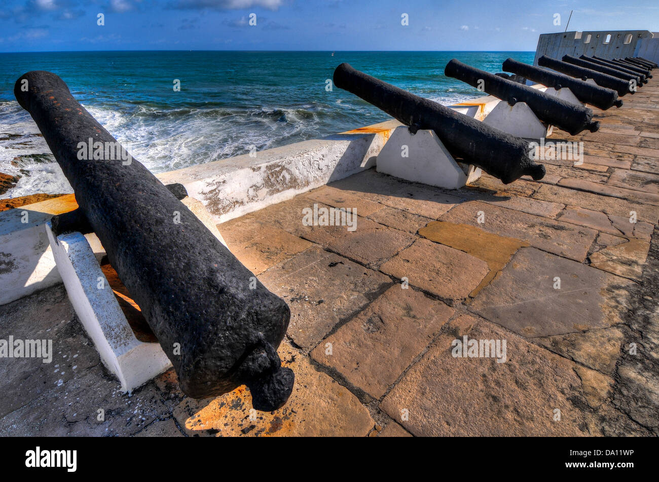 Kanonen von Cape Coast Castle mit Blick auf. Cape Coast Castle ist eine Festung in Ghana gebaut von schwedischen Händlern für den Handel. Stockfoto