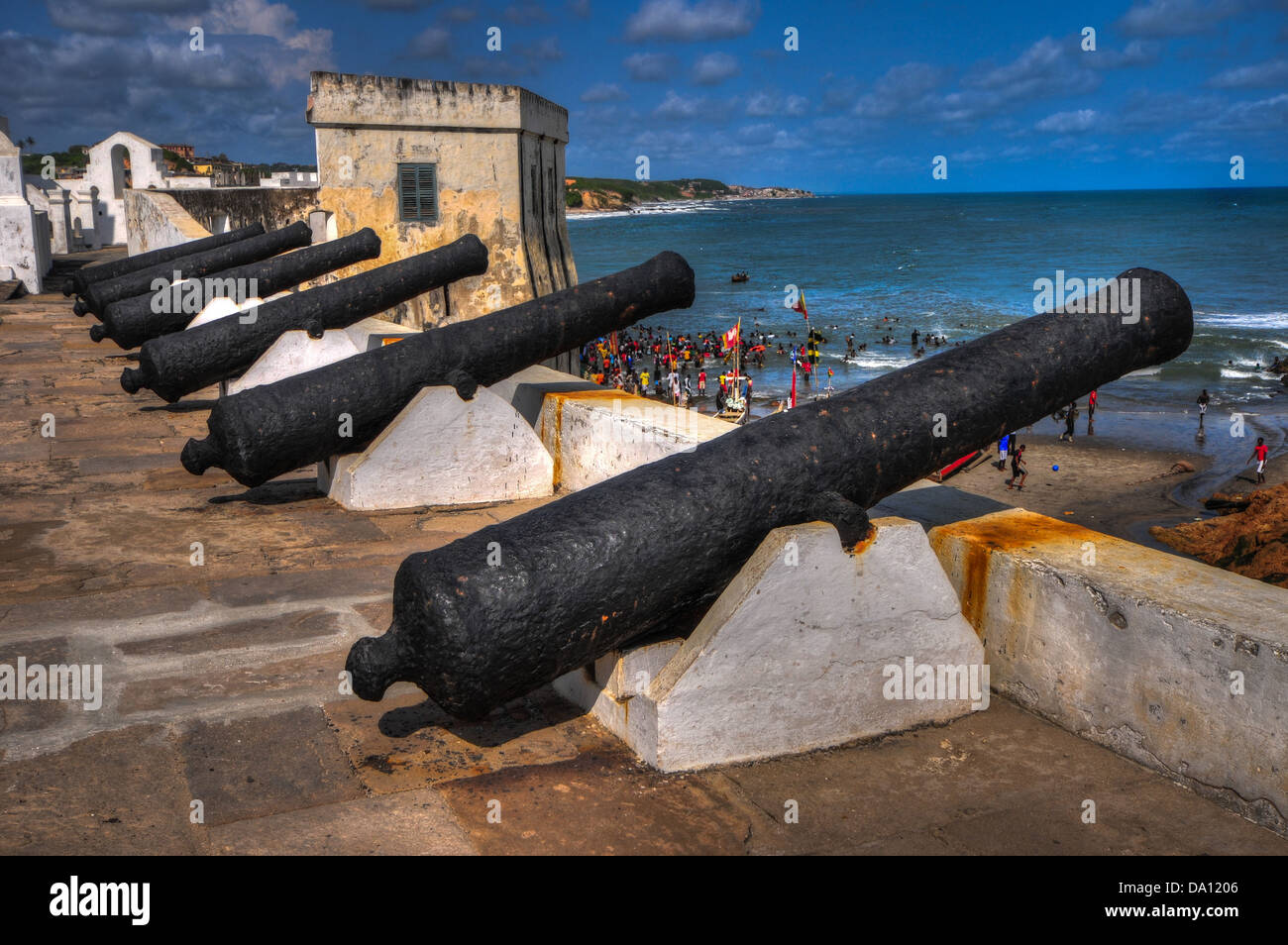 Kanonen von Cape Coast Castle mit Blick auf. Cape Coast Castle ist eine Festung in Ghana gebaut von schwedischen Händlern für den Handel. Stockfoto