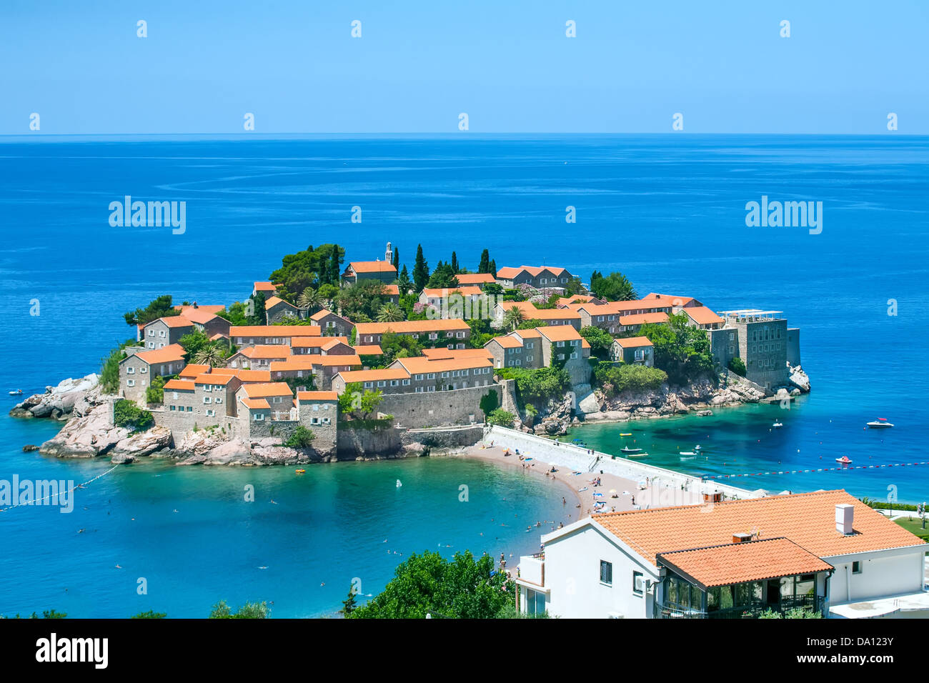 Blick von der Insel Sveti Stefan in Montenegro an der Adria Stockfoto