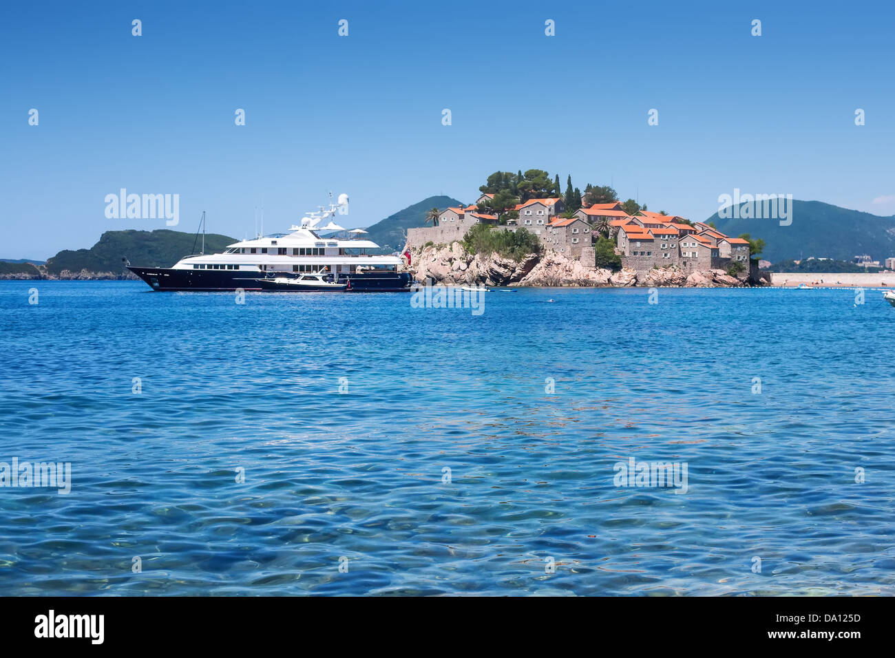 Resort Yacht und Insel Sveti Stefan an der Adria Stockfoto