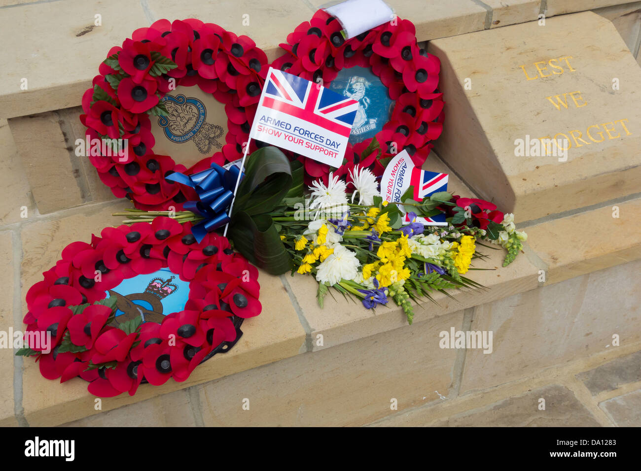 Festschrift Kränze an einem Kriegerdenkmal mit Fahnen für Armed Forces Day gesetzt Stockfoto