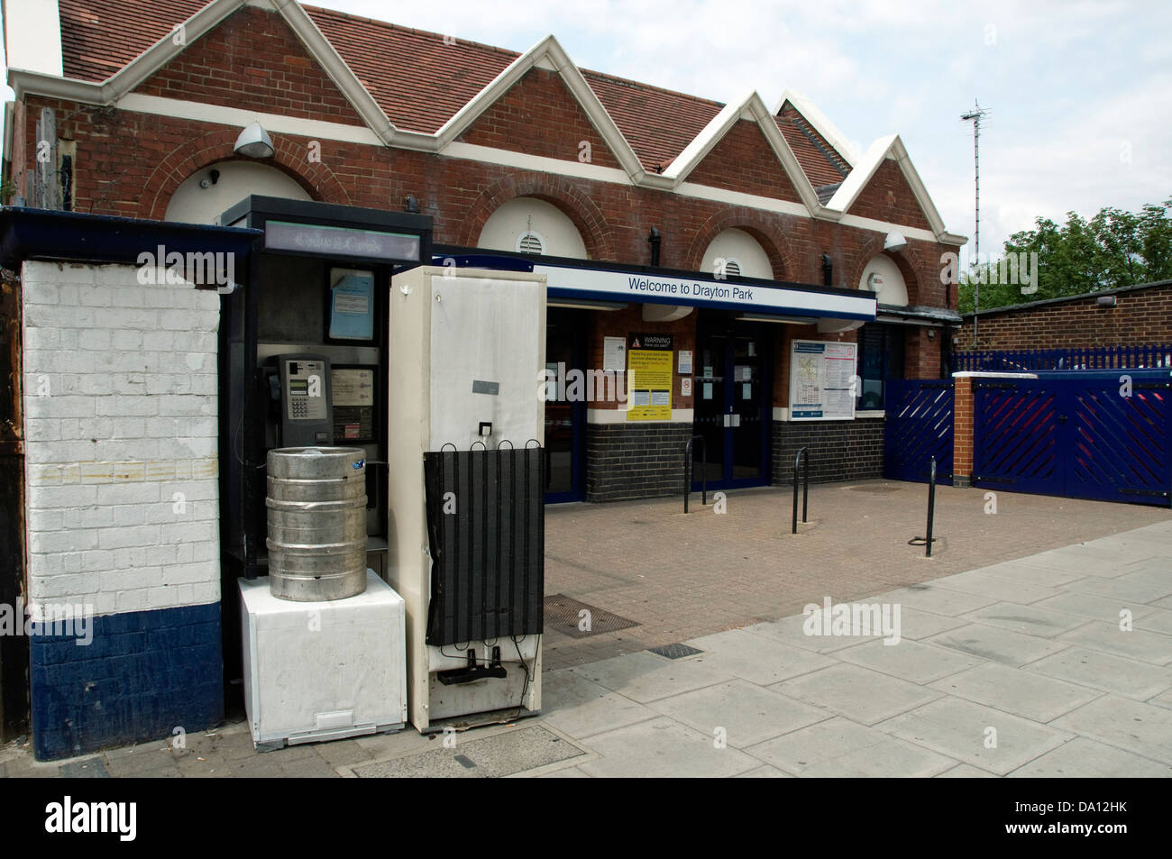 Alte Haushaltsgeräte blockieren den Eingang zu einem öffentlichen Telefon box außerhalb Drayton Park Station, Islington-London England Stockfoto