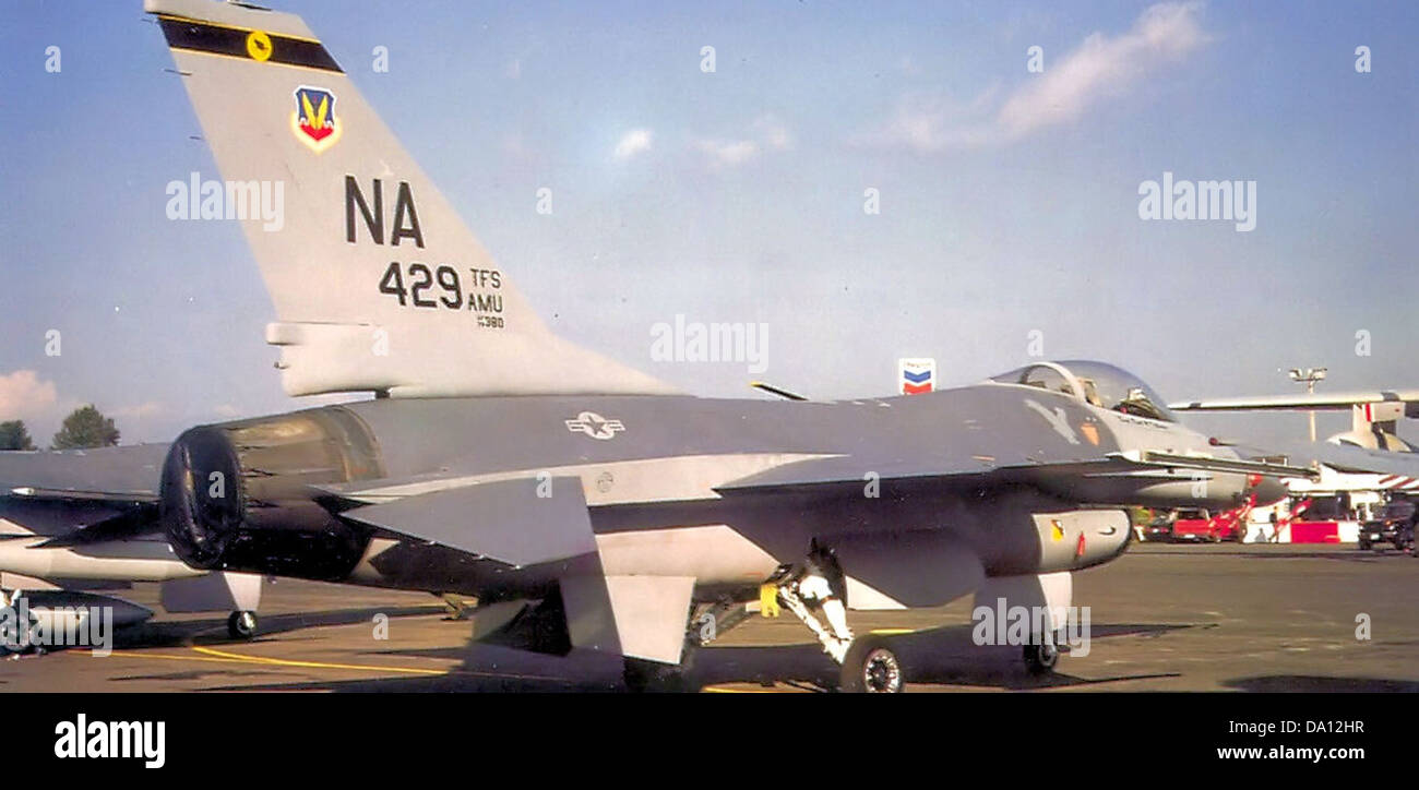 Der General Dynamics F-16A Fighting Falcon, Seriennummer 79-0380, betrieben von der 429th Tactical Fighter Squadron. Dieses vielseitige Kampfflugzeug wird im Flug gezeigt und wird sowohl für Luft-Luft- als auch für Luft-Boden-Missionen der USAF eingesetzt. Stockfoto