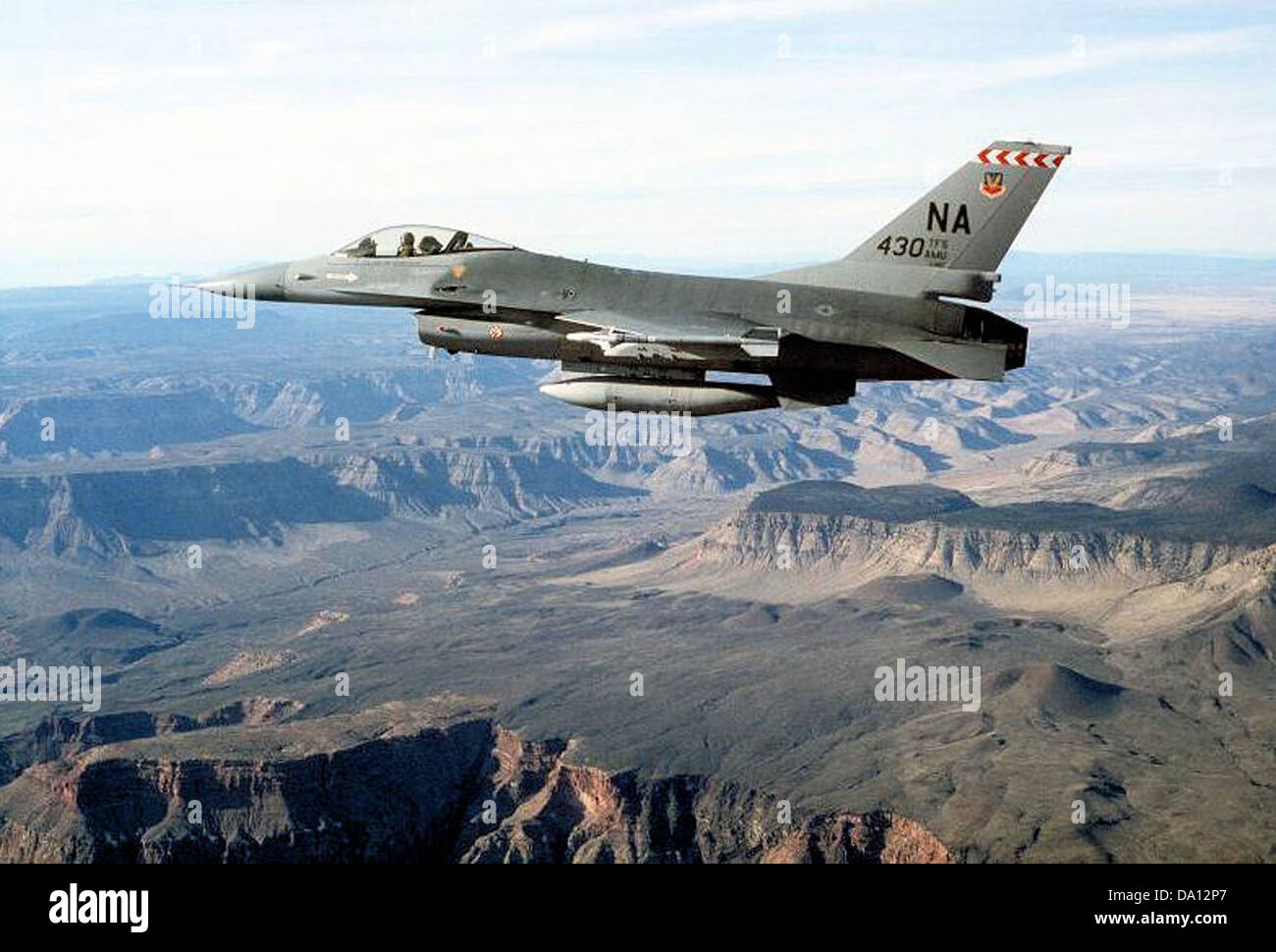 Die 430th Tactical Fighter Squadron betreibt die General Dynamics F-16A Block 10C Fighting Falcon, Seriennummer 80-0492, ein vielseitiges Mehrzweckjäger. Es wurde für Luft-Luft-Kampf, Bodenangriffe und enge Luftunterstützung eingesetzt und spielte eine entscheidende Rolle bei verschiedenen militärischen Operationen. Stockfoto