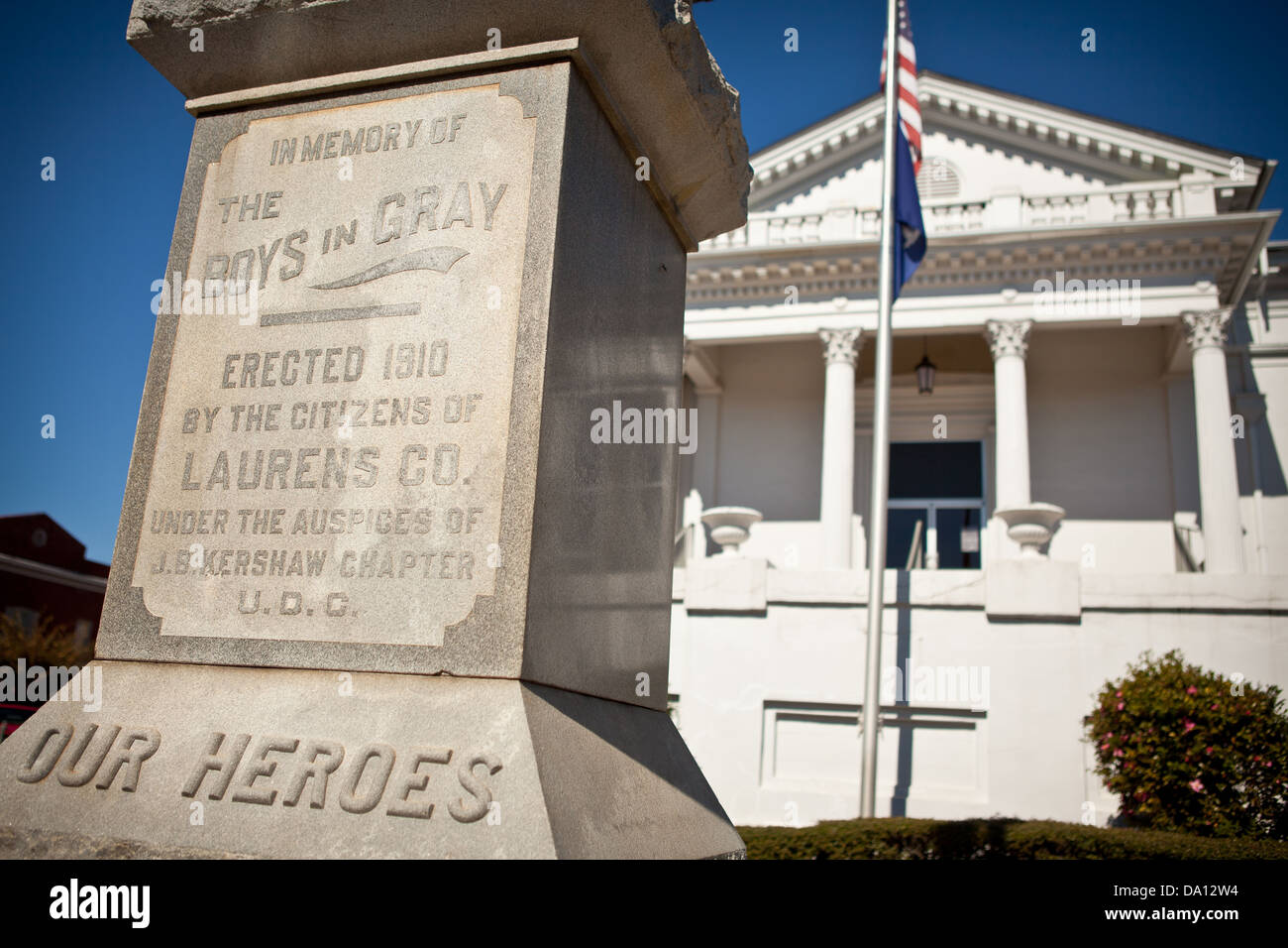 Denkmal für die konföderierten Soldaten vor der historischen county Courthouse in Laurens, South Carolina. Stockfoto