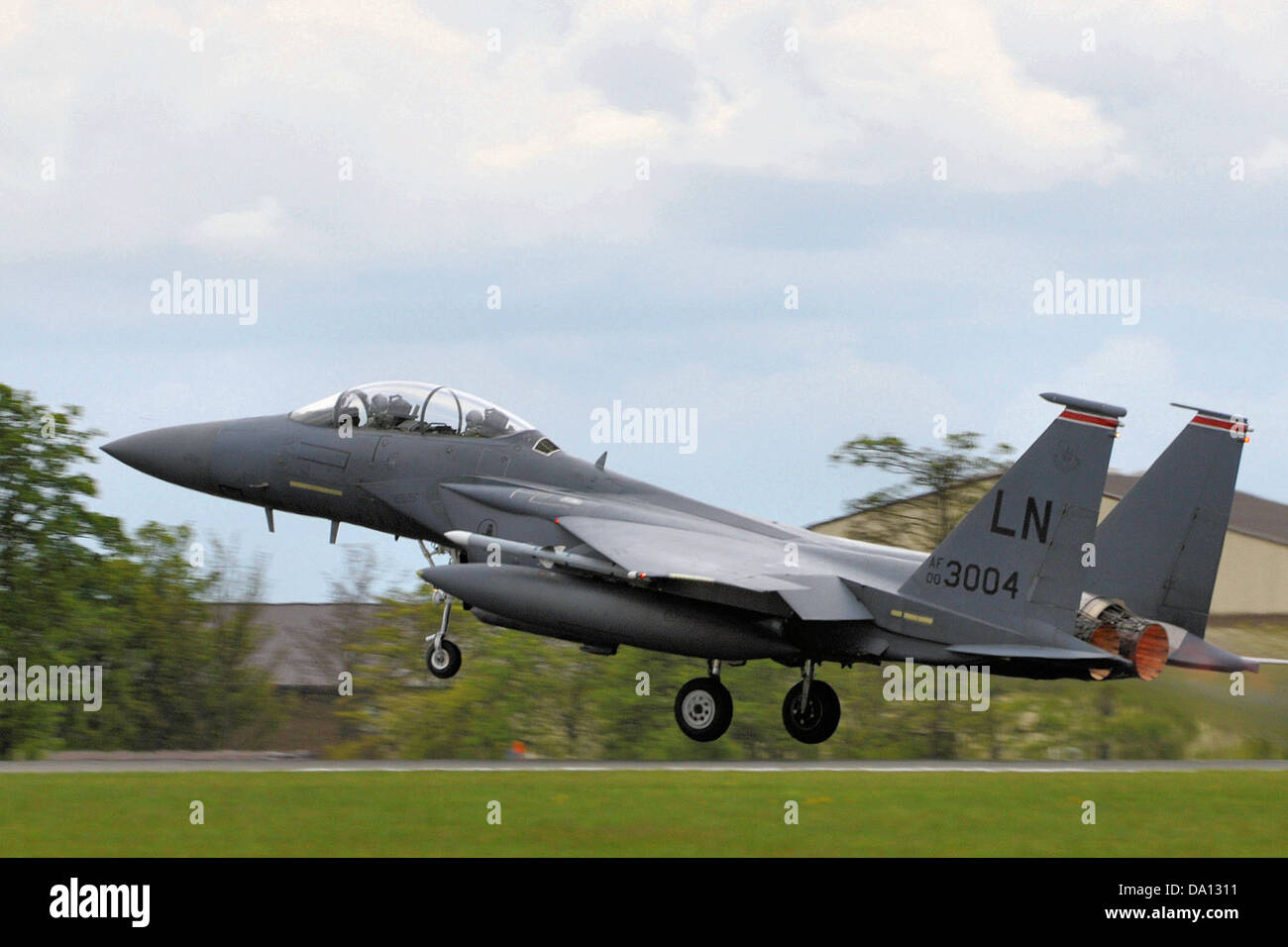 Die 494th Fighter Squadron betreibt die Boeing F-15E Strike Eagle, ein vielseitiges Kampfflugzeug, das für präzise Luftangriffe und Bodenangriffsmissionen eingesetzt wird. Die Flugzeuge 00-3004 sind an Kampfeinsätzen und Trainingseinsätzen beteiligt. Stockfoto