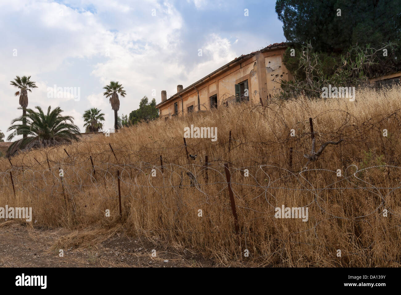 Eine verlassene Bullet und Shell geritten-Haus in der Pufferzone der Vereinten Nationen, Nicosia, Zypern. Stockfoto