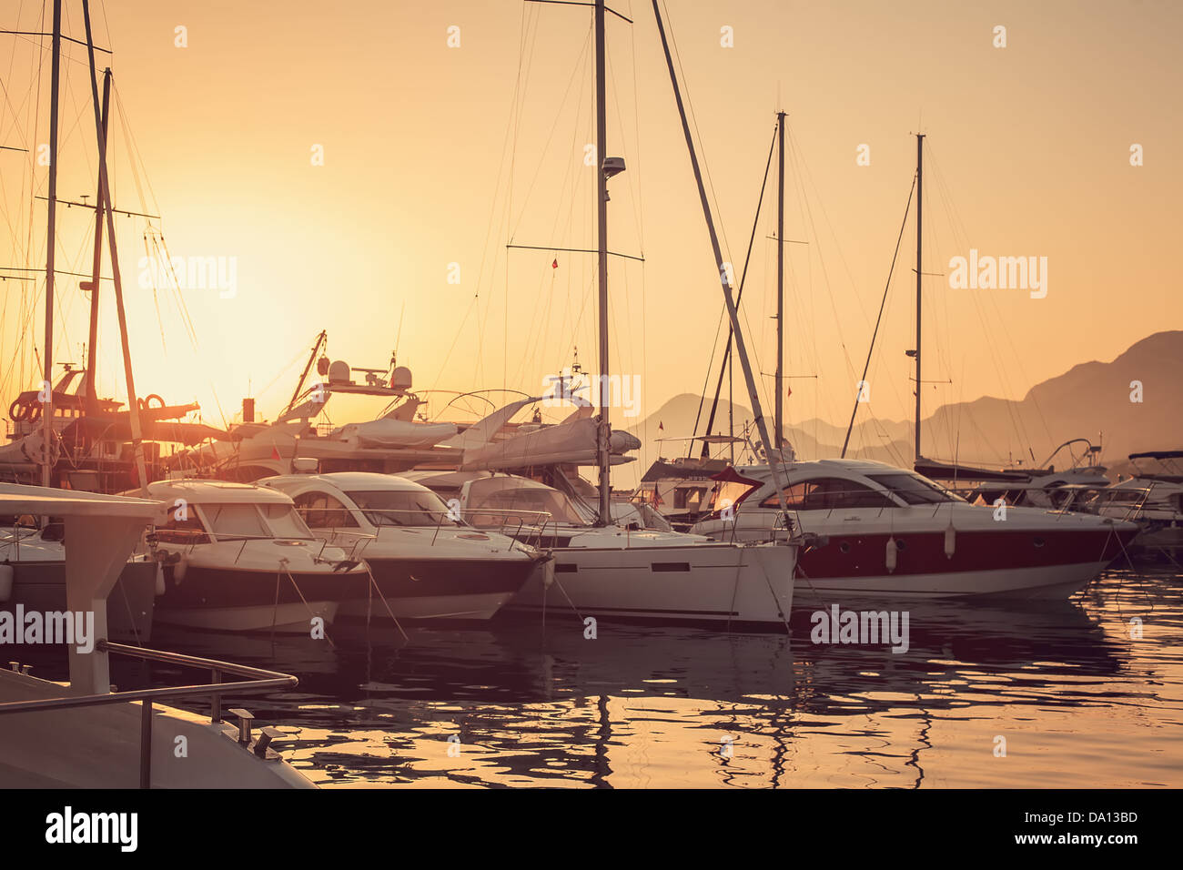 Yachten ankern in der Bucht in den Strahlen des Sonnenuntergangs Stockfoto