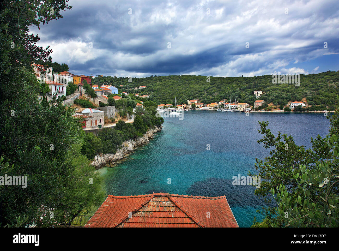 Kioni Dorf, die schönste Dorf von Ithaka (Ithaki) Insel, Griechenland, Ionisches Meer, Nordteil ("sieben Inseln"). Stockfoto