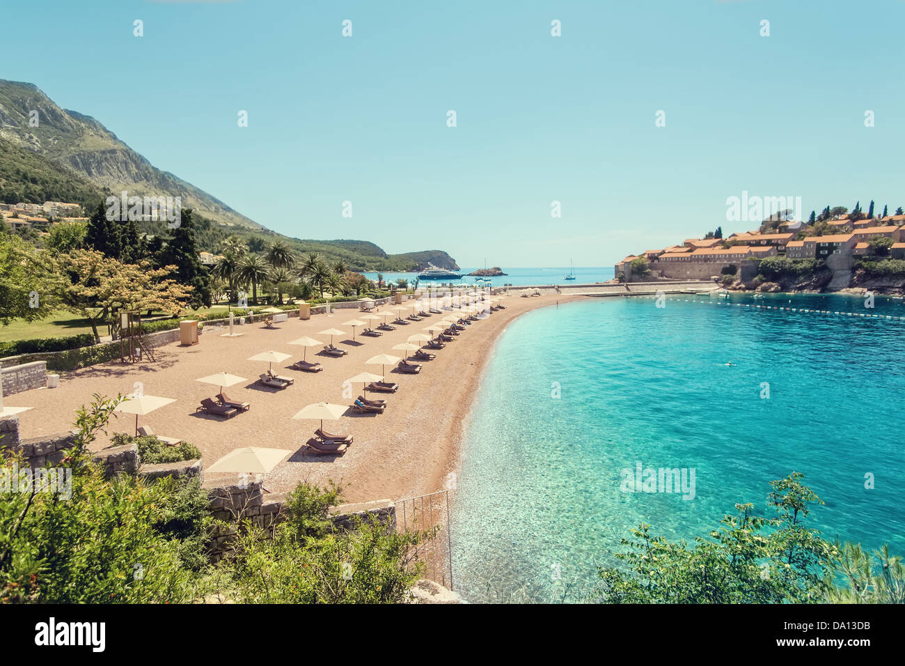 Luxus-Strand in der Nähe der Insel Sveti Stefan in Montenegro Stockfoto